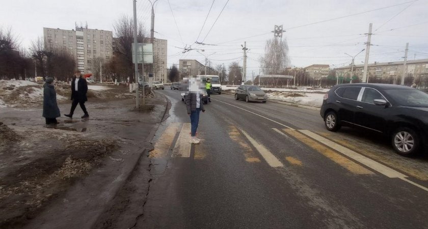 Студентку сбили на переходе и прокатили на капоте: водитель спросил о состоянии и скрылся