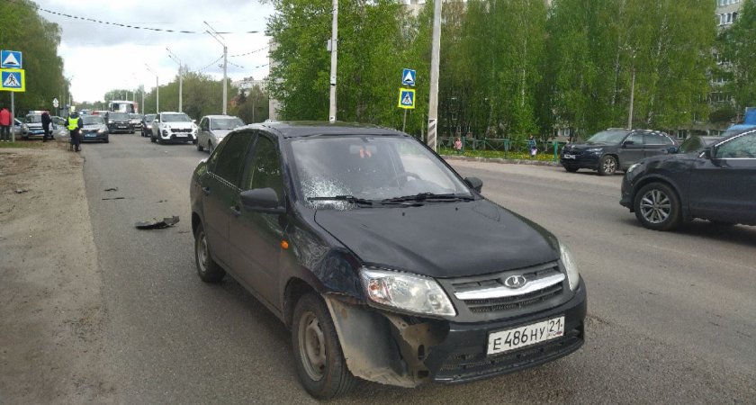 В Новочебоксарске "Лада Гранта" сбила женщину с ребенком на пешеходном переходе