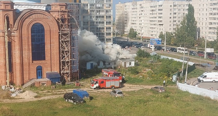 Рядом с храмом в Новочебоксарске горит здание