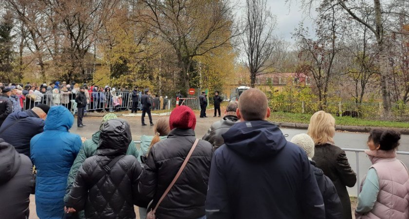 В Новочебоксарске сотни людей провожают мобилизованных 