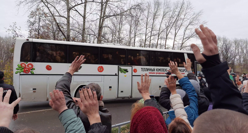 Проводы новочебоксарских военных на спецоперацию: "Главное, чтобы вернулись живыми!"