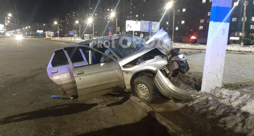 В Новочебоксарске водитель врезался в столб и сбежал с места ДТП