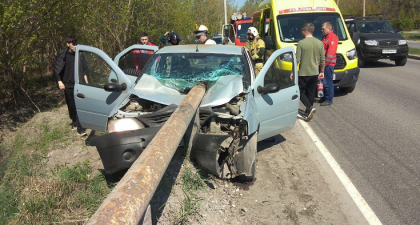 В Новочебоксарске иномарка врезалась в отбойник: пострадали дети