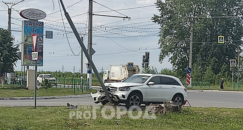 В Новочебоксарске водитель Mercedes-Benz устроил "битву" со столбом