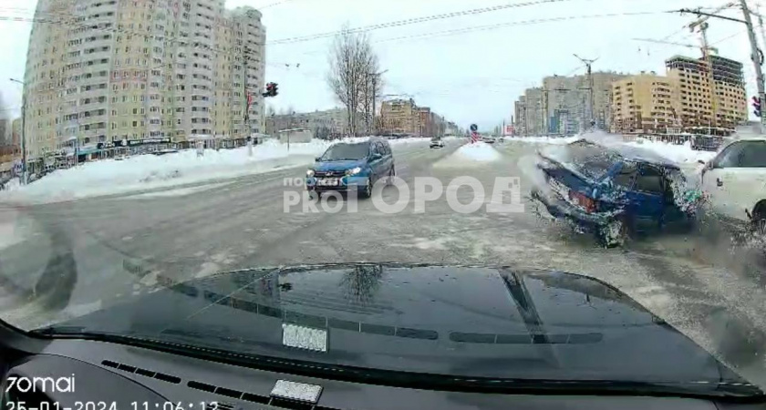 Момент ДТП Mercedes-Benz и "Лады" попал на авторегистратор