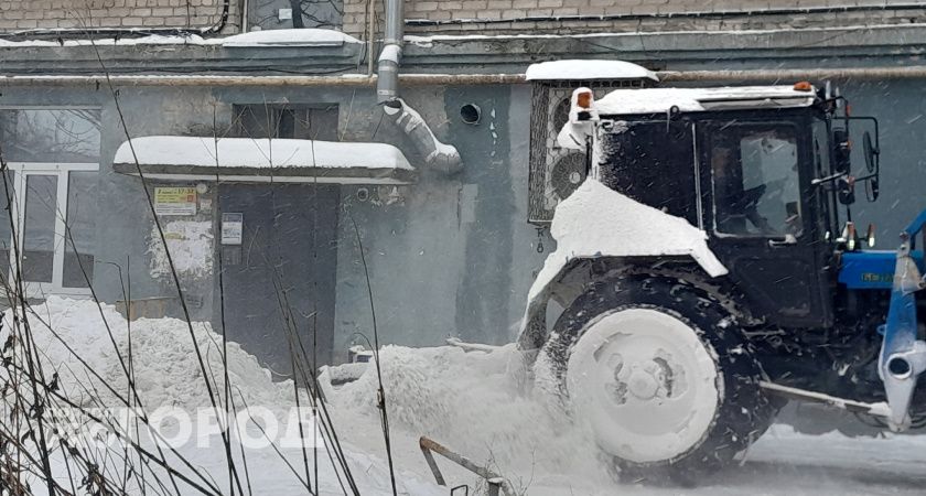 Во время уборки снега бетонный блок упал на ноги новочебоксарского слесаря 