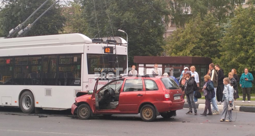 Новый троллейбус № 62 попал в ДТП в Новочебоксарске