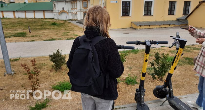 Госдума приняла в I чтении штрафы за создание помех пешеходам при движении на электросамокате или велосипеде по тротуару