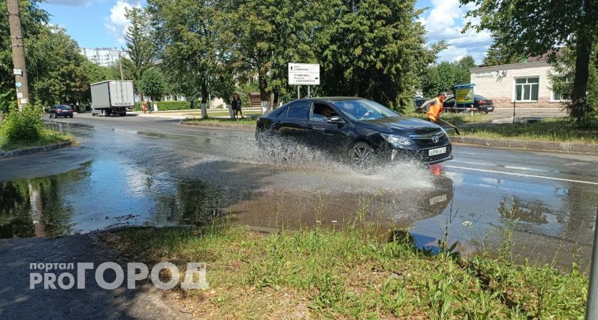 В Новочебоксарске горячую воду из подъезда дома уже несколько часов сливают прямо на улицу