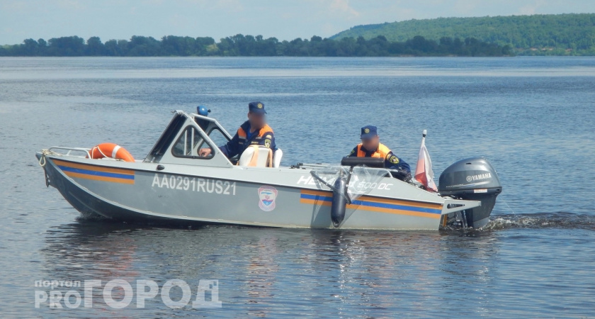 На Волге спасатели помогли мужчине, упавшему с лодки