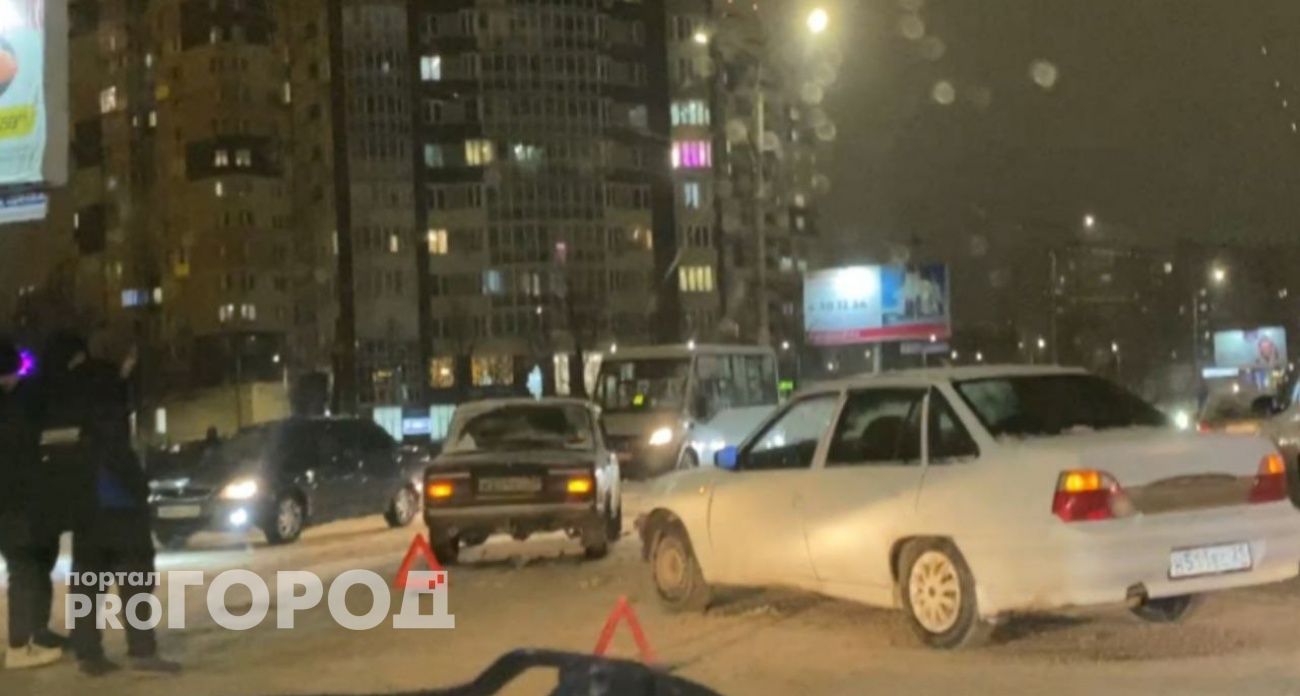 У новочебоксарского рынка столкнулись две легковушки: проезд затруднен