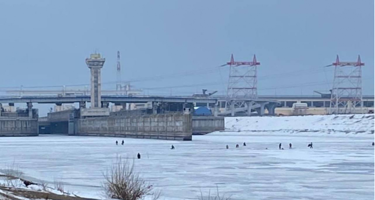 В Новочебоксарске около полусотни рыбаков вышли на тонкий лед рядом с ГЭС