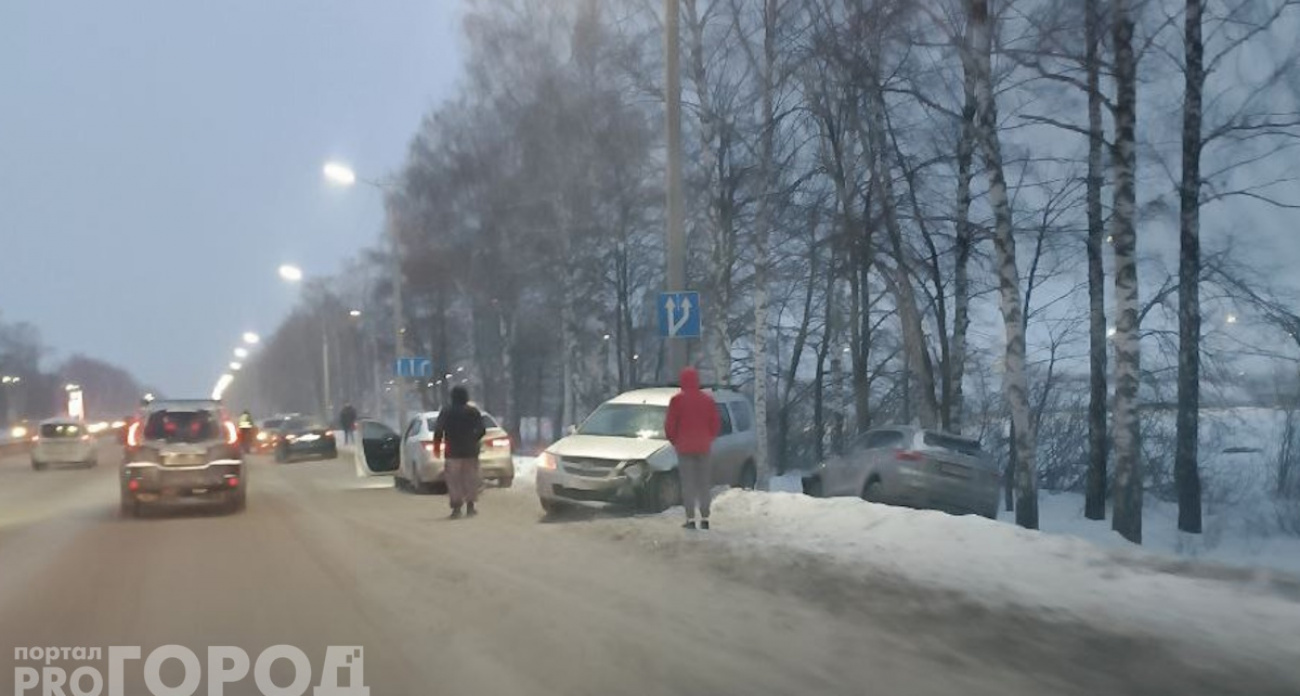 В Чебоксарах на Марпосадском шоссе две машины столкнулись и вылетели с дороги