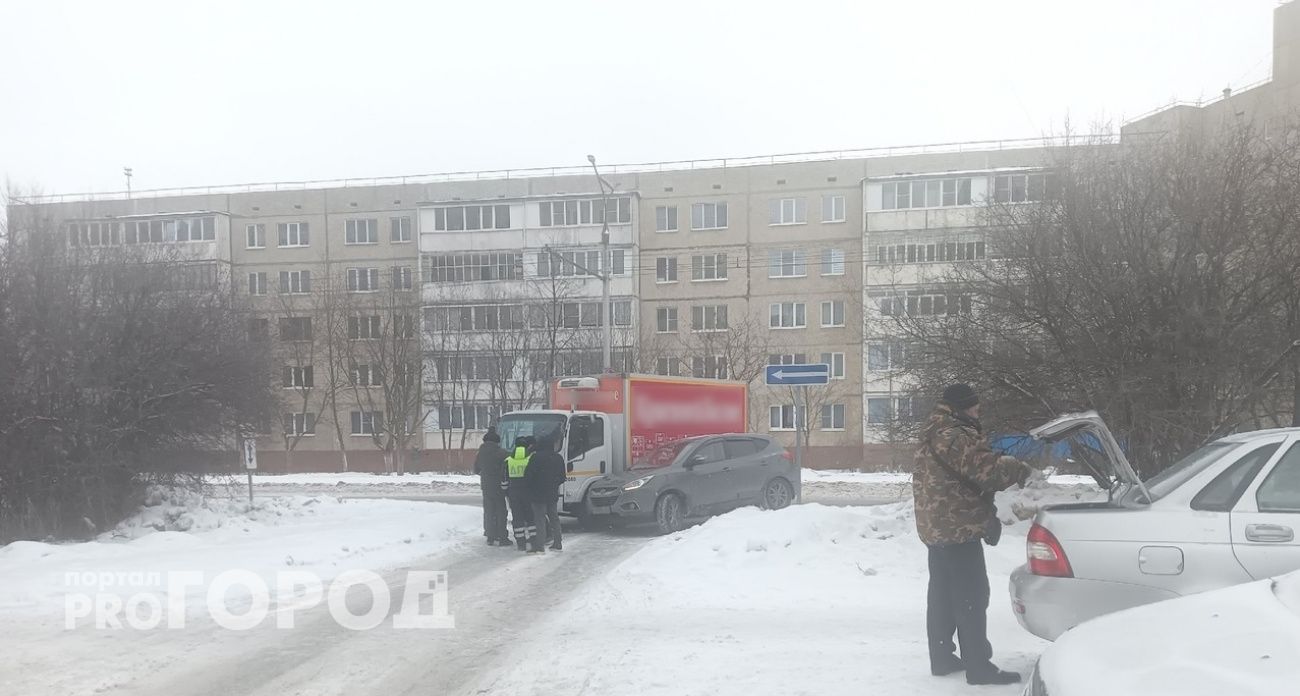 В Новочебоксарске в ДТП попали грузовик и легковушка