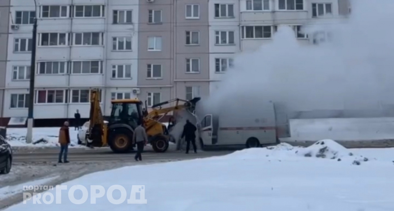 В Новочебоксарске загоревшуюся скорую помощь потушили снегом из трактора