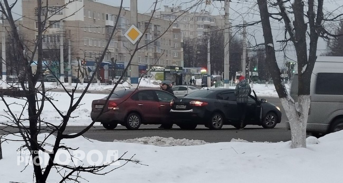 В Новочебоксарске на кольце не разъехались две иномарки