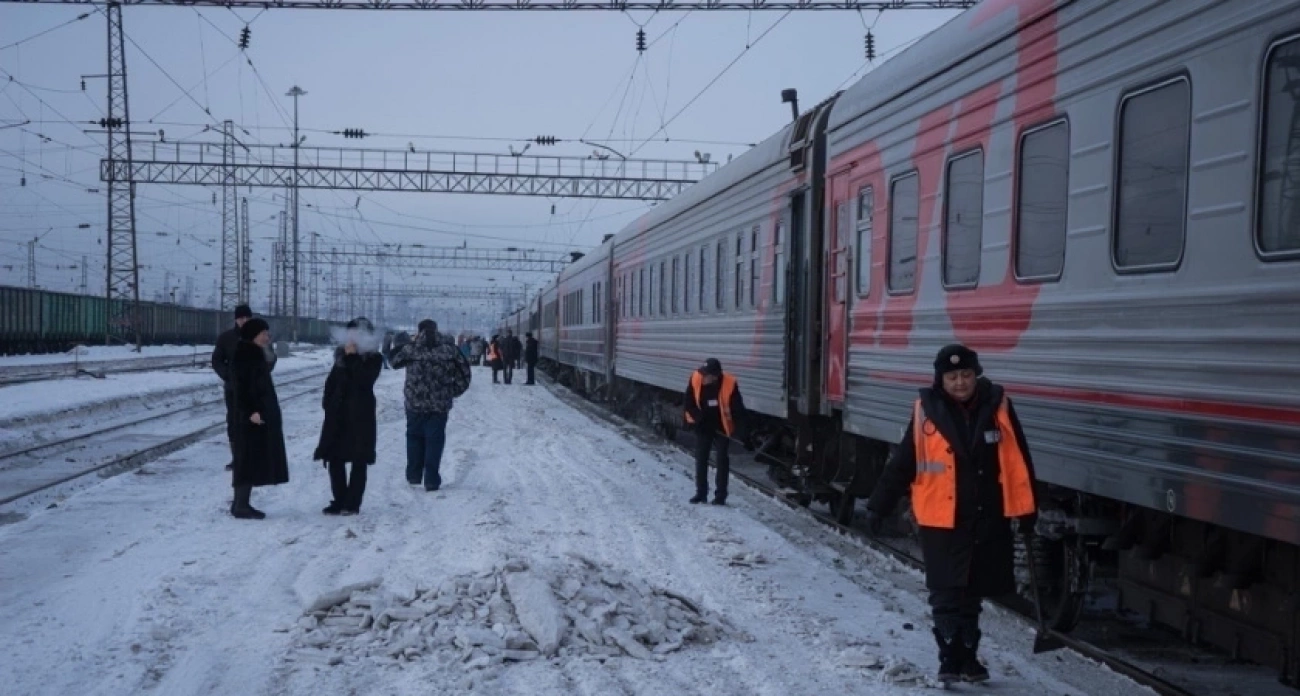 Люди в ярости сдают билеты: новый запрет в поездах - как теперь будут передвигаться пассажиры РЖД в 2025