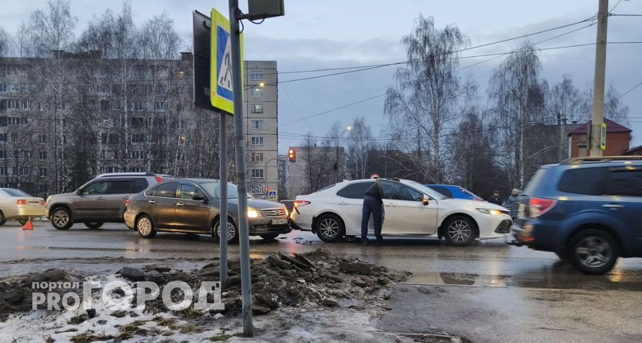 В Новочебоксарске у перекрестке на 10-й Пятилетки столкнулись две иномарки