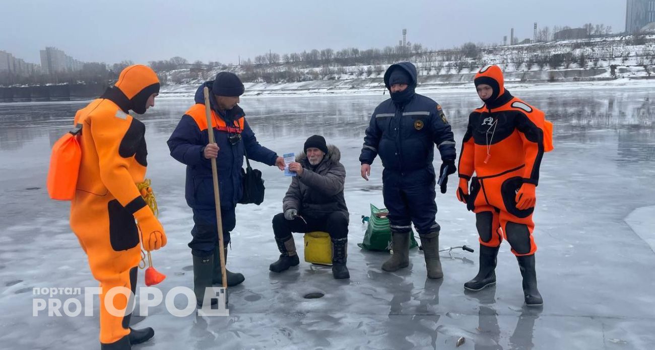 Новочебоксарские спасатели вышли в рейд ради рисковых рыбаков: "Волна, ветер, лед отрывает"