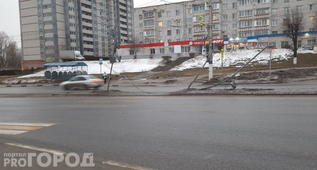 В Новочебоксарске пьяная автоледи сбила светофор на пешеходном переходе