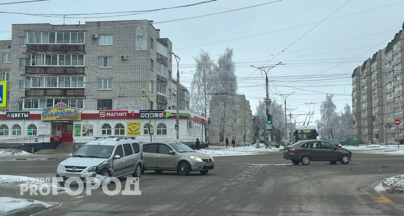 На перекрестке в Новочебоксарске столкнулись две “Лады”