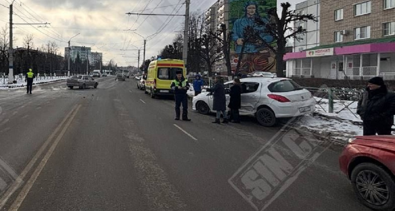 В Новочебоксарске при столкновении Нивы и Пежо пострадала женщина