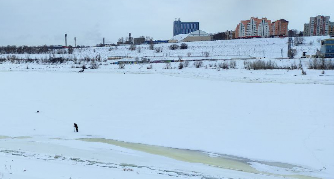 В Новочебоксарске рыбаки опять рискуют, сидя у кромки льда