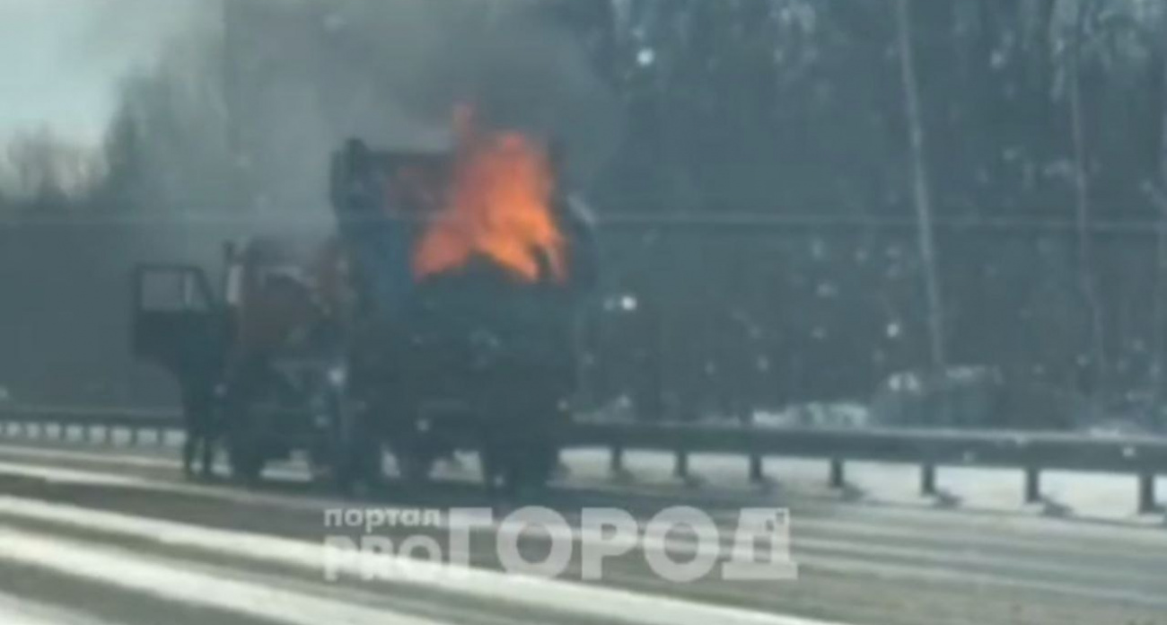 На трассе под Новочебоксарском загорелся грузовик с баллонами