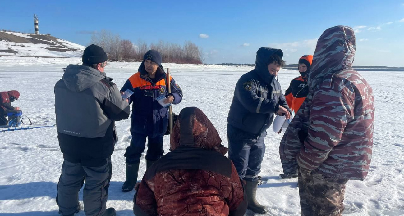 Новочебоксарские спасатели вышли к рыбакам с предупреждением: "Под снегом на льду вода"