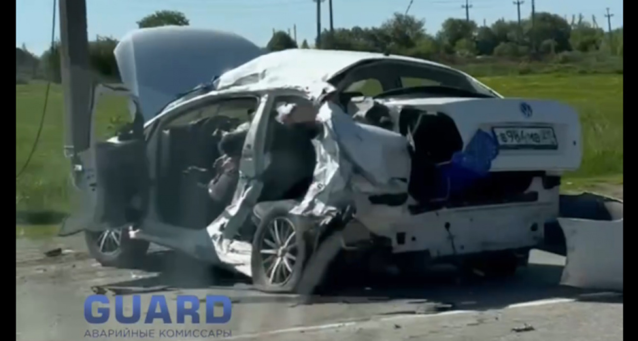 Грузовой "Камаз" столкнулся с "Фольксвагеном" на перекрестке в Атлашево