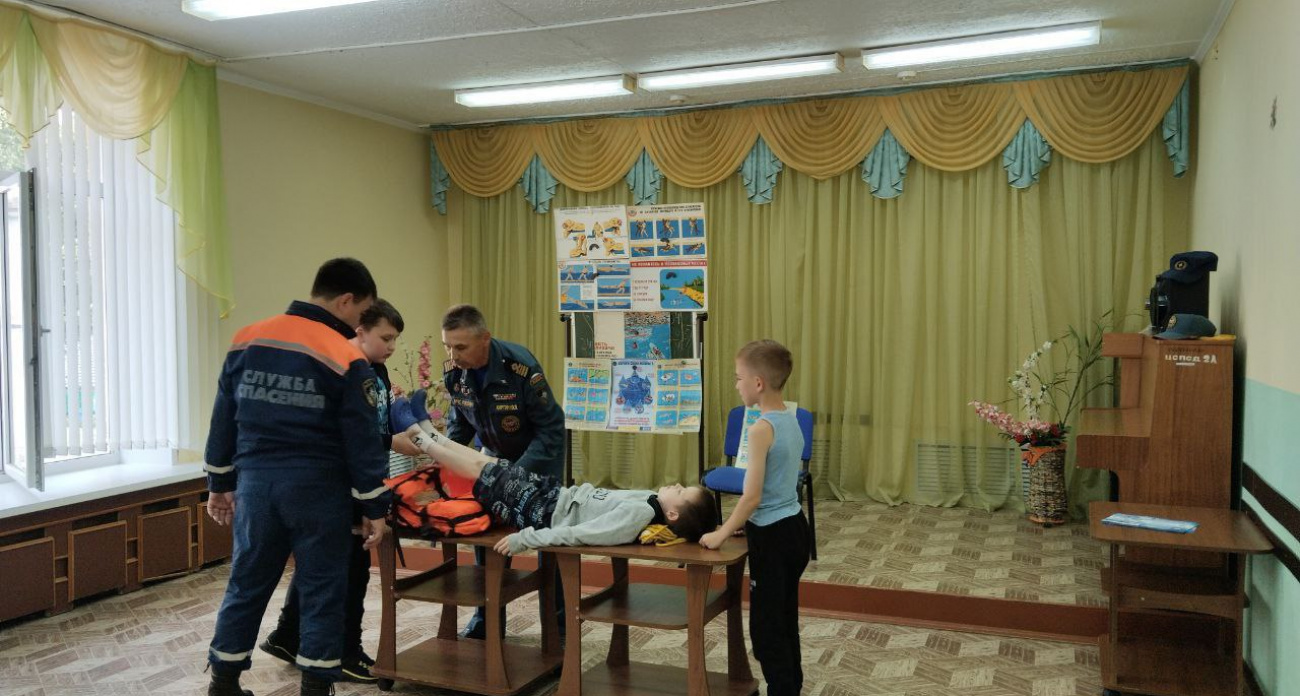 Школьникам из Новочебоксарска показали, как спасти тонущего и действовать до приезда спасателей