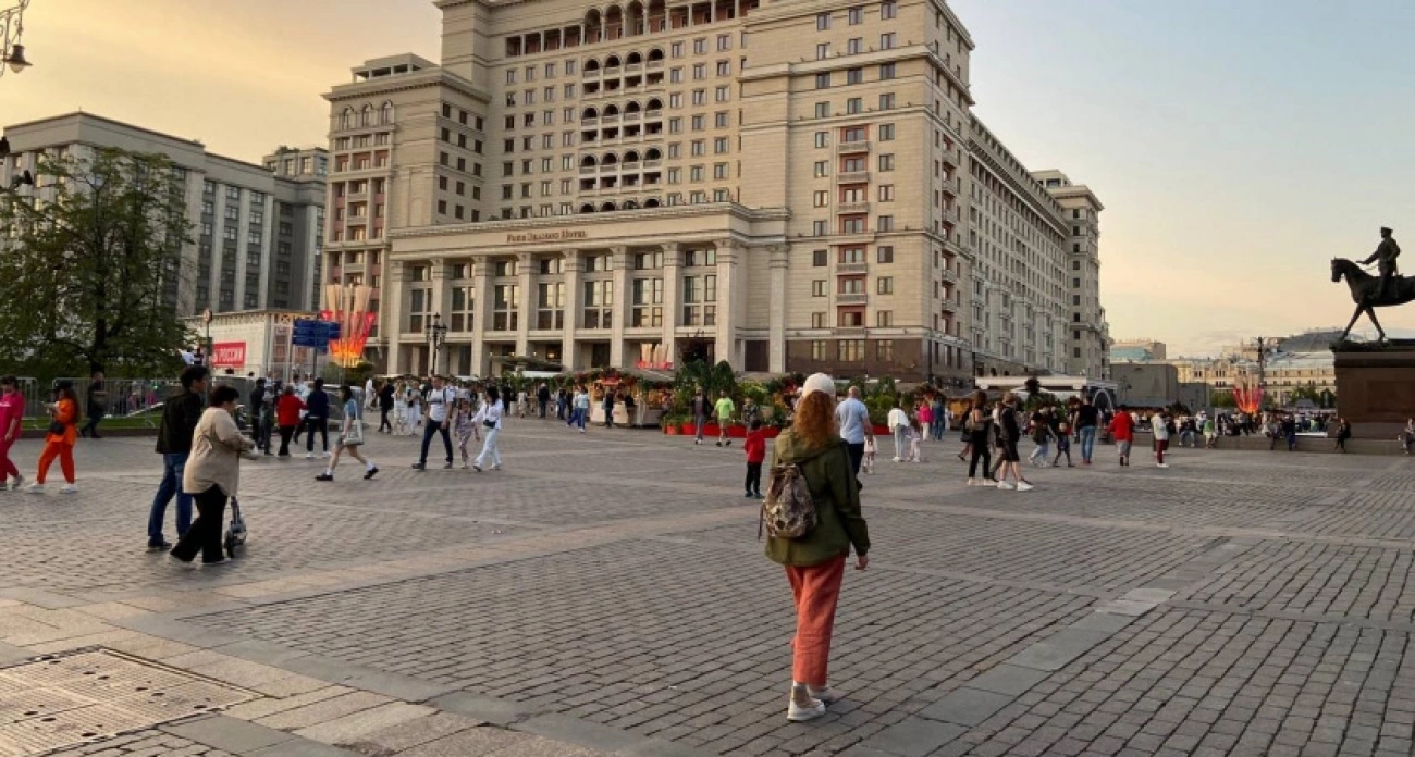 Признак неграмотности: в этом слове нет буквы «д», но многие ее упорно добавляют