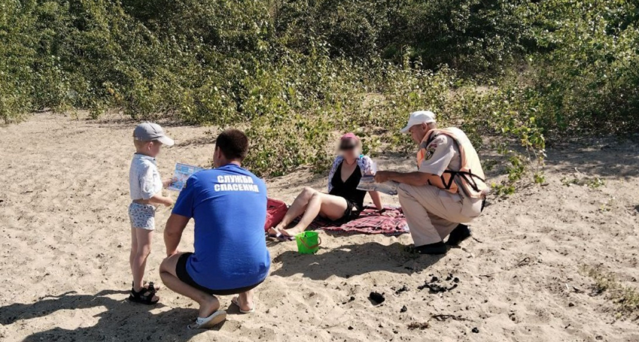 В Новочебоксарске спасатели и инспектор ГИМС следят за безопасностью людей на Волге