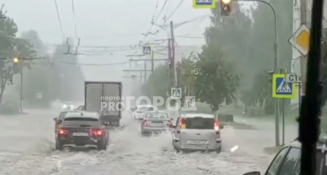 В Новочебоксарске ливень залил дороги в микрорайоне Юраково: люди идут по голень в воде