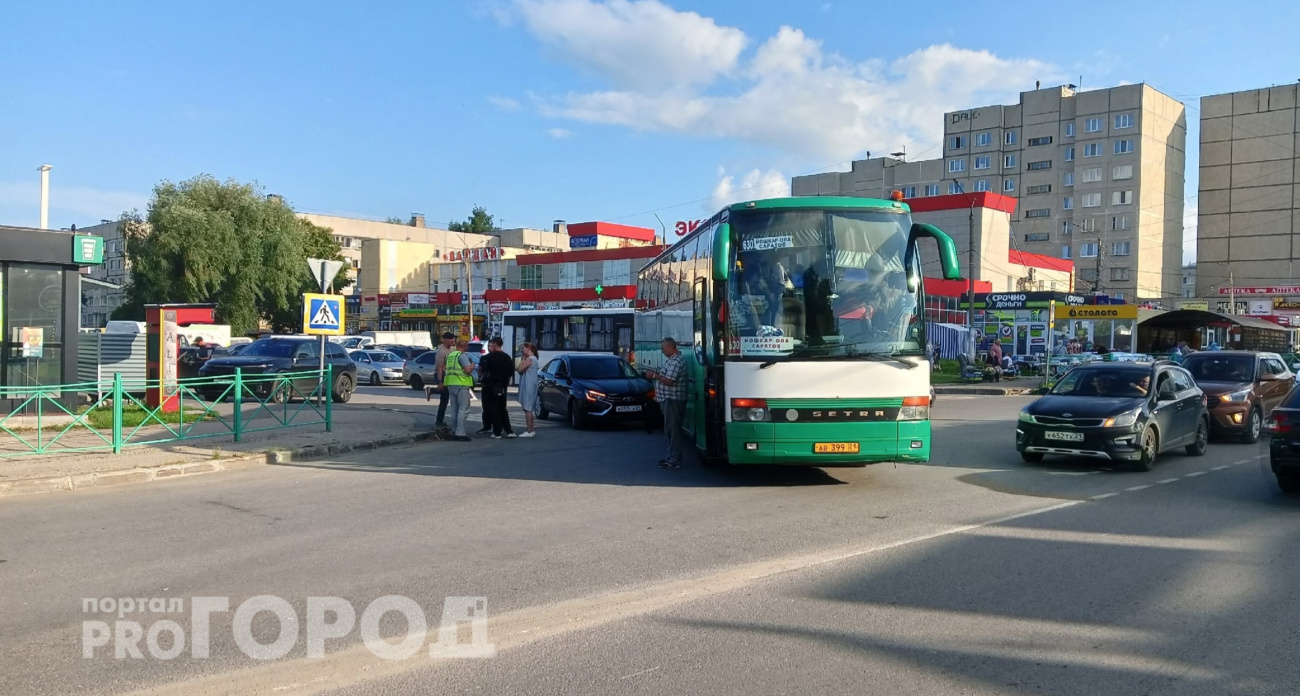 В Новочебоксарске междугородний автобус и легковушка не поделили перекресток