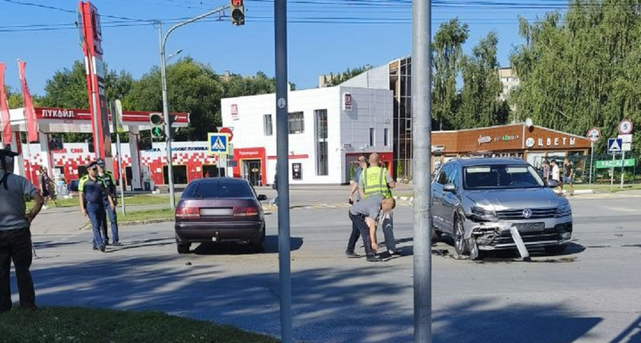 В Новочебоксарске на перекрестке столкнулись две легковушки