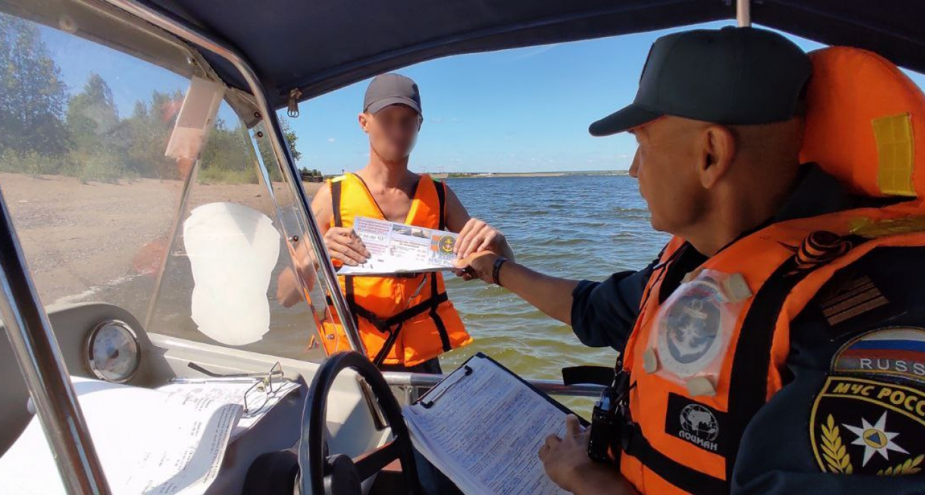 Спасатели и инспектор ГИМС проводят рейды на Волге: предупреждают отдыхающих на набережной Новочебоксарска