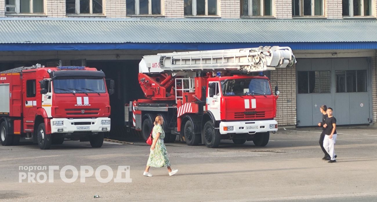 Загоревшийся сухостой едва не спалил гаражи в Новочебоксарске