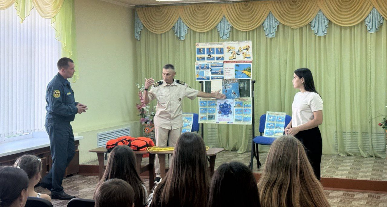 Юные новочебоксарцы под руководством спасателей учатся не тонуть и спасать людей