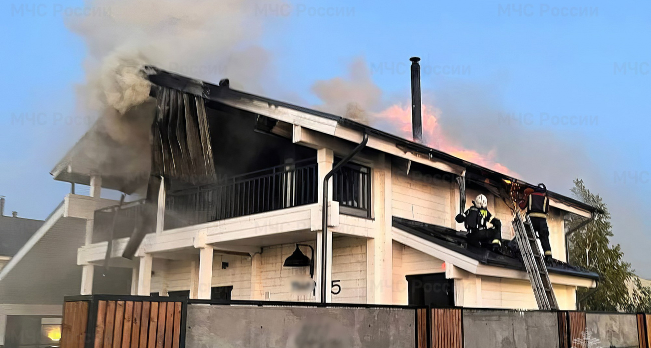 В Новочебоксарске сгорел деревянный дом на Набережной