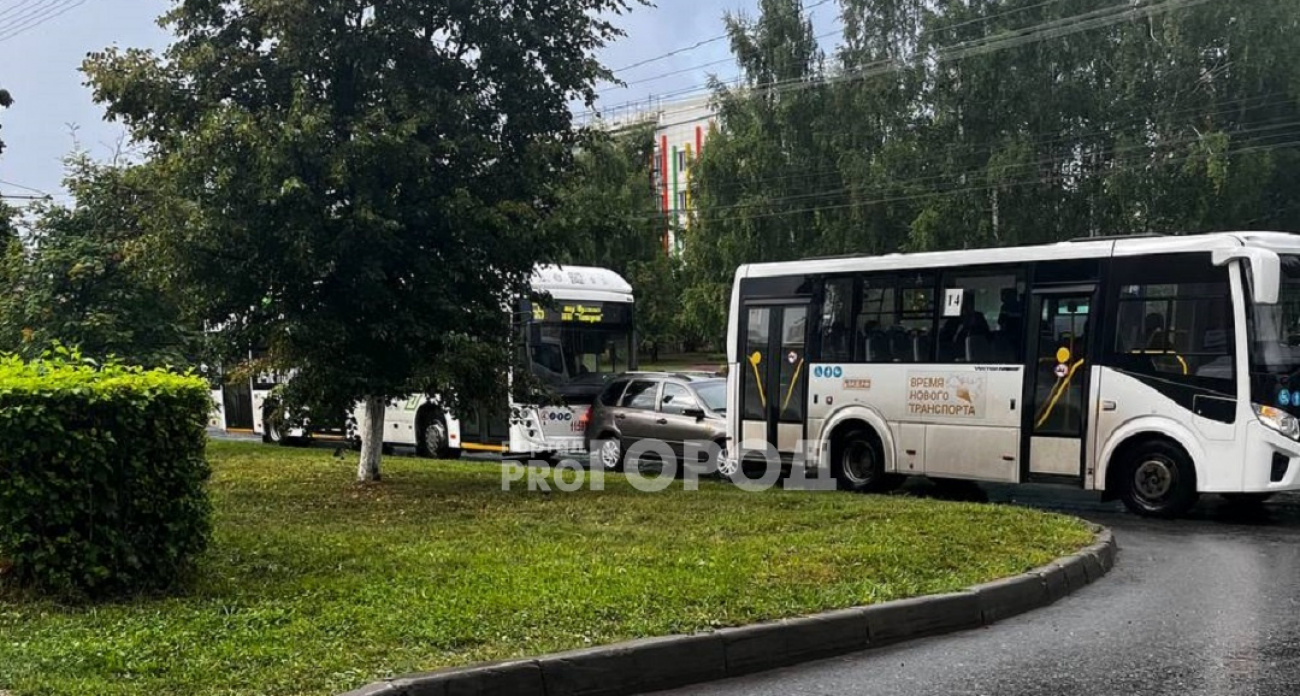 В Новочебоксарске у детской поликлиники собрался паровозик из троллейбуса, автобуса и легковушки