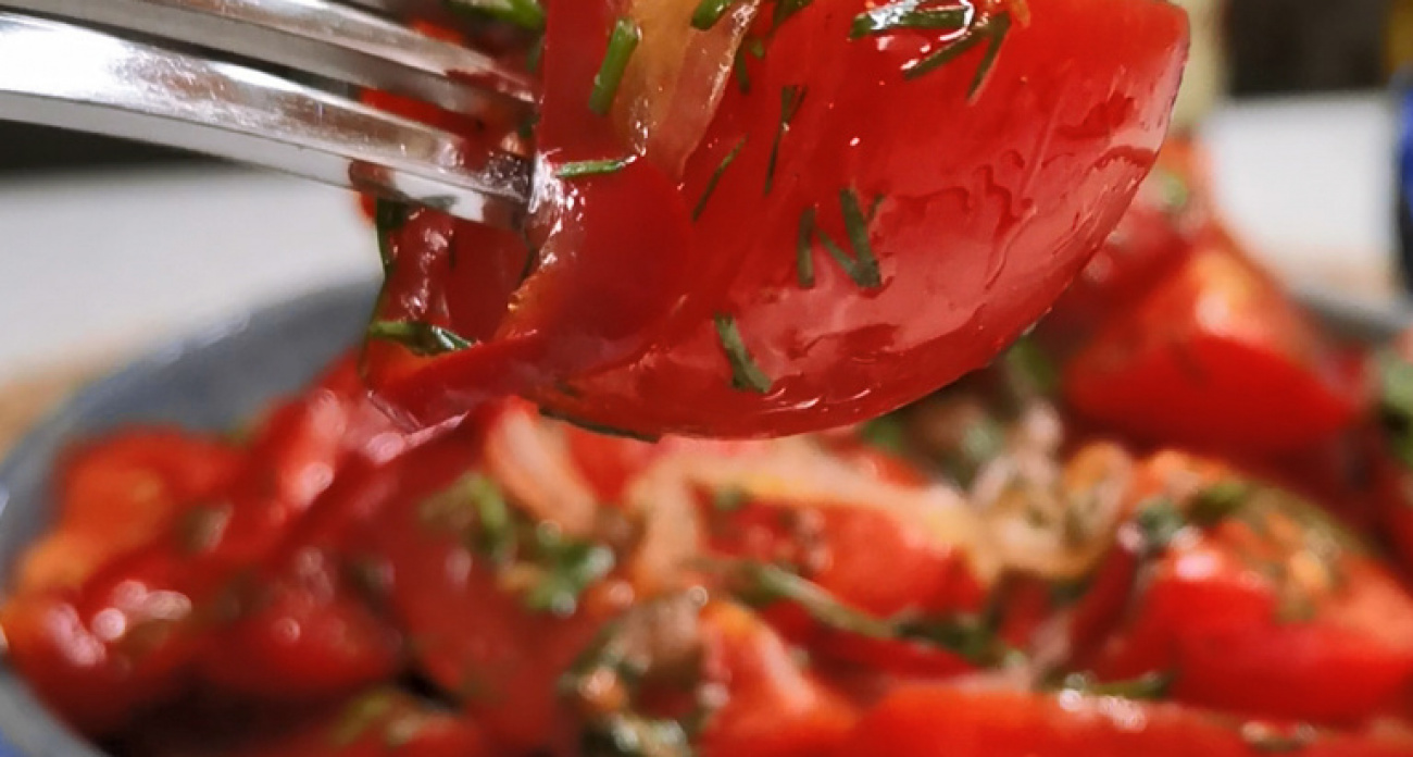 Вкуснющая закуска из помидоров на скорую руку: даже самые дешевые заиграют ярким вкусом