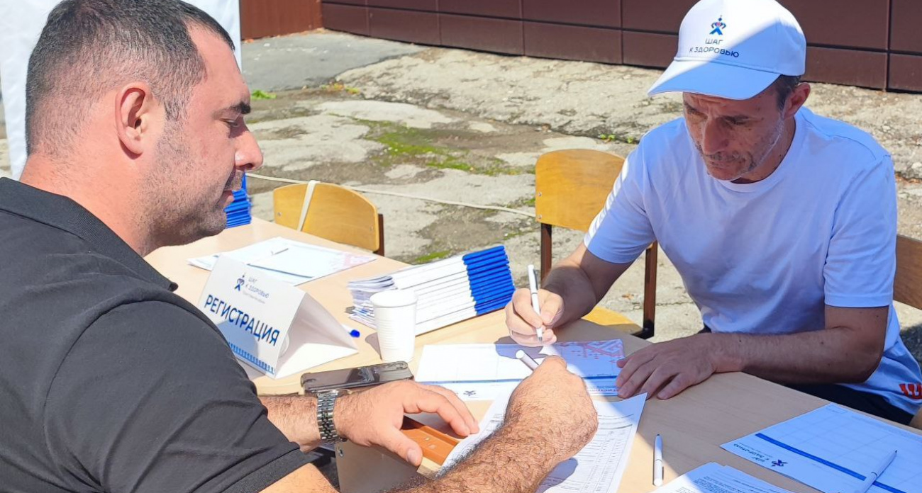 В мобильном пункте здоровья у Кадетского лицея обследование прошли более сотни горожан