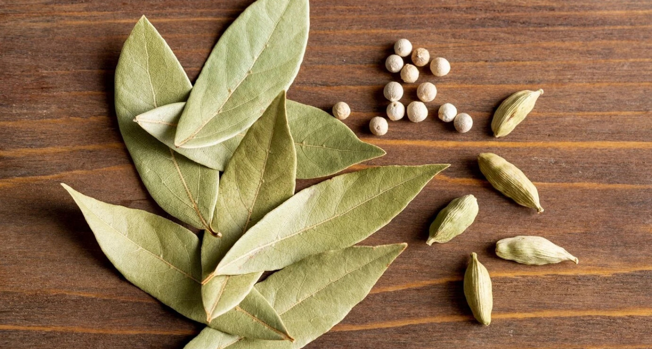 Перемолола лавровый лист и посыпала у порога — теперь живу спокойно, а перемены в доме только радуют