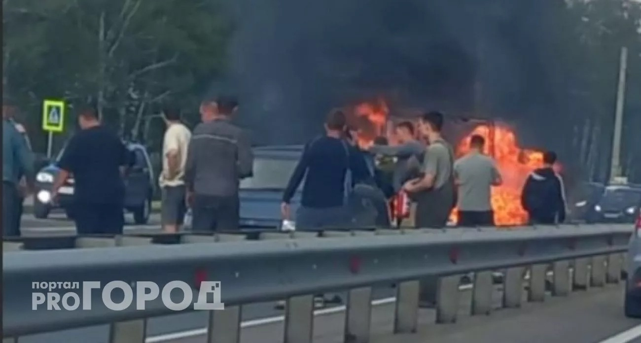 В Чебоксарах четверо подростков пострадали при пожаре в автомобиле с канистрами бензина