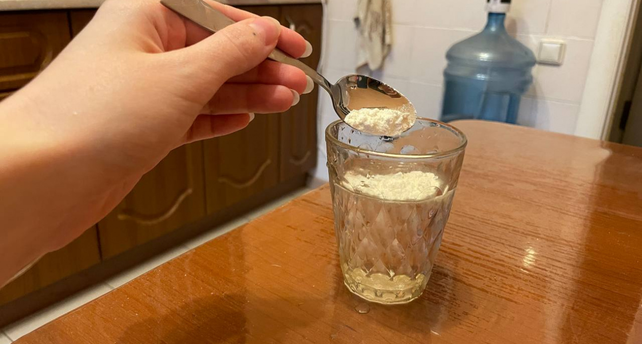 Оставила стакан с уксусом и солью на сутки — зашла будто в новую квартиру: мой секрет чистки