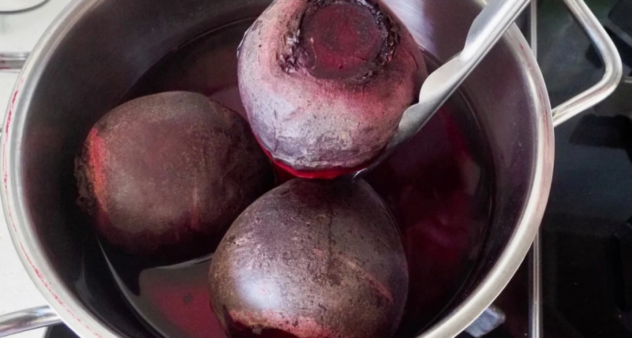 Подруга-белоруска открыла секрет приготовления свеклы за 5 минут: забудьте про варку и духовку — делюсь методом
