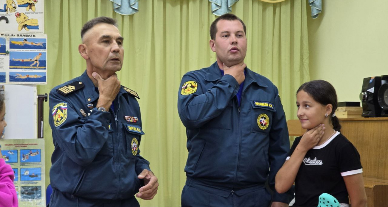 В Новочебоксарске детей учат спасать на воде: жилет, трос и первая помощь