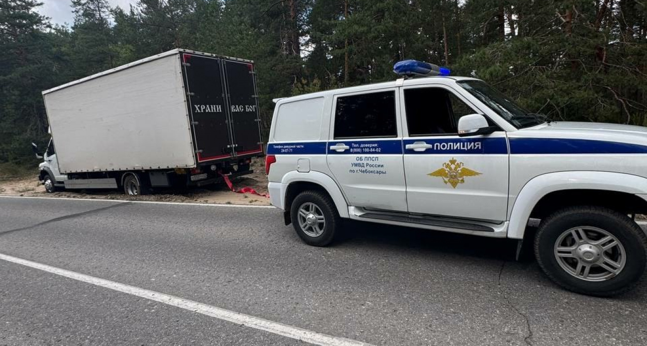 Полицейские в Чувашии помогли вытащить застрявший в песке грузовик