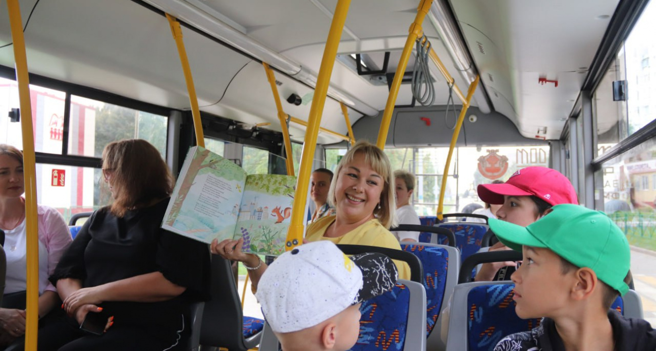 По Новочебоксарску ходит экскурсионный автобус, где можно узнать много интересного о городе